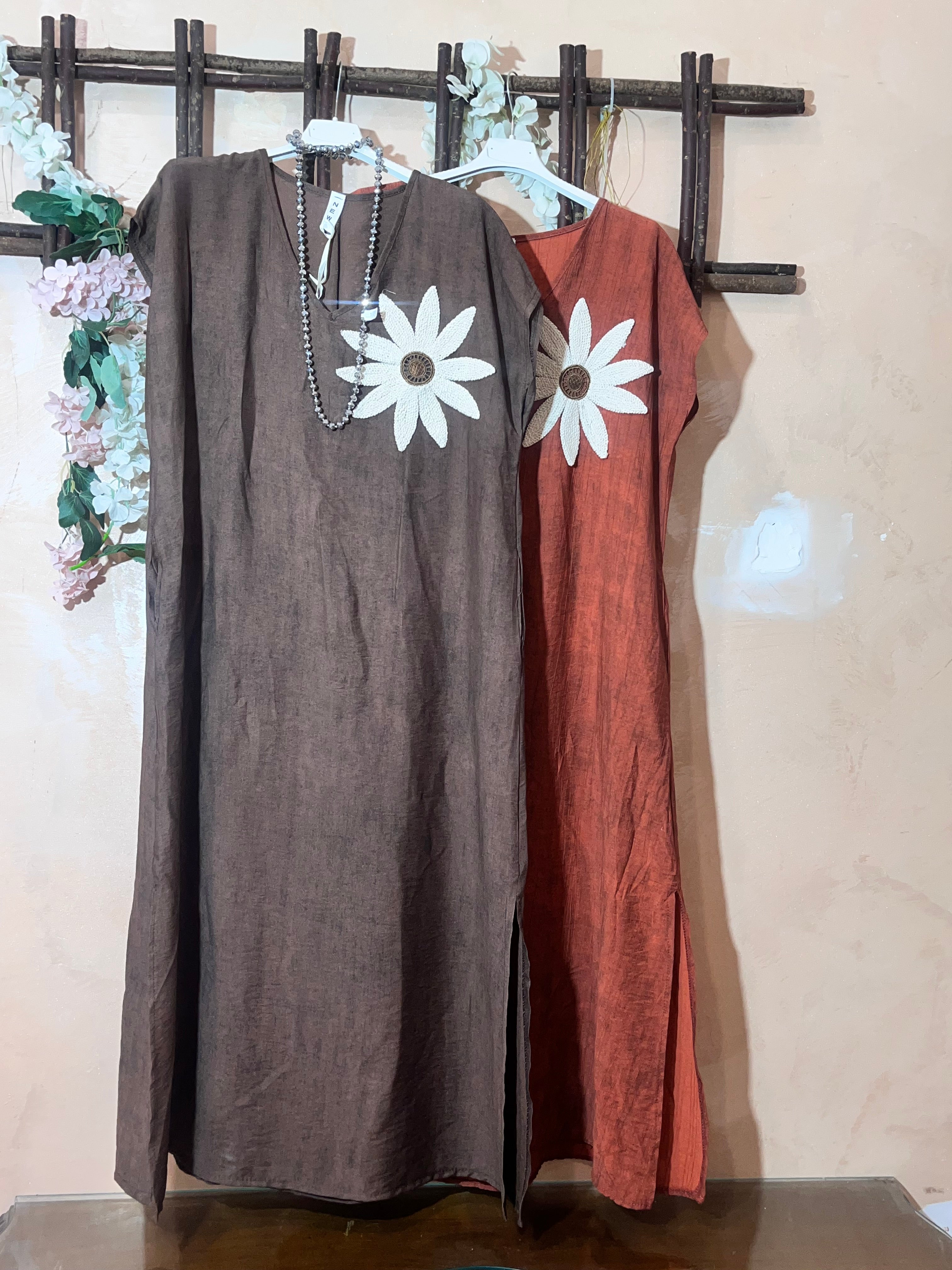 Vestito con fiore